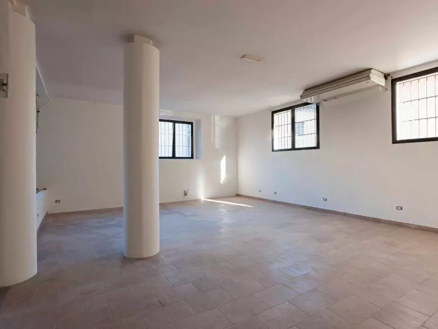 Immagine 12 di Negozio in vendita  a Poggibonsi