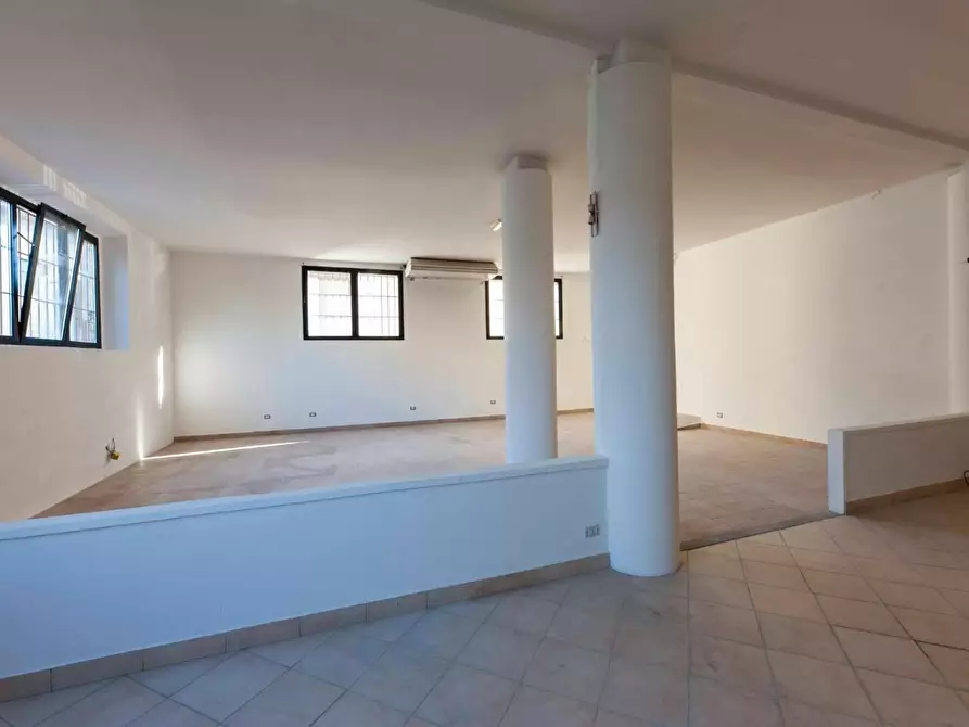 Immagine 20 di Negozio in vendita  a Poggibonsi