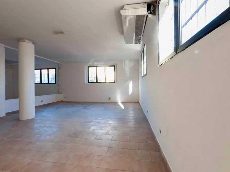 Immagine 14 di Negozio in vendita  a Poggibonsi