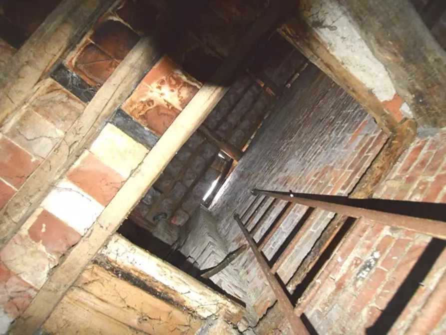 Immagine 4 di Deposito in vendita  a Capannori