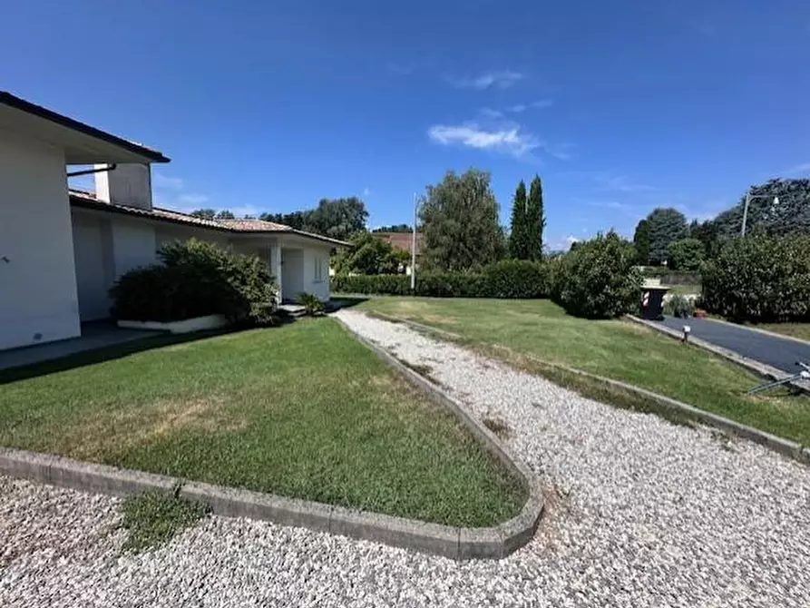Immagine 2 di Villa in vendita  a Capannori