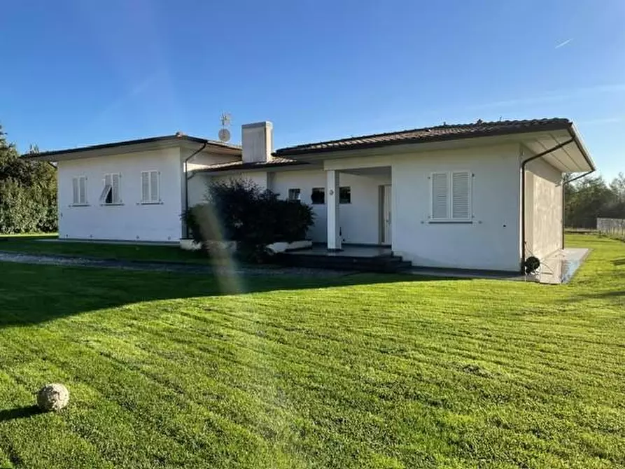 Immagine 14 di Villa in vendita  a Capannori
