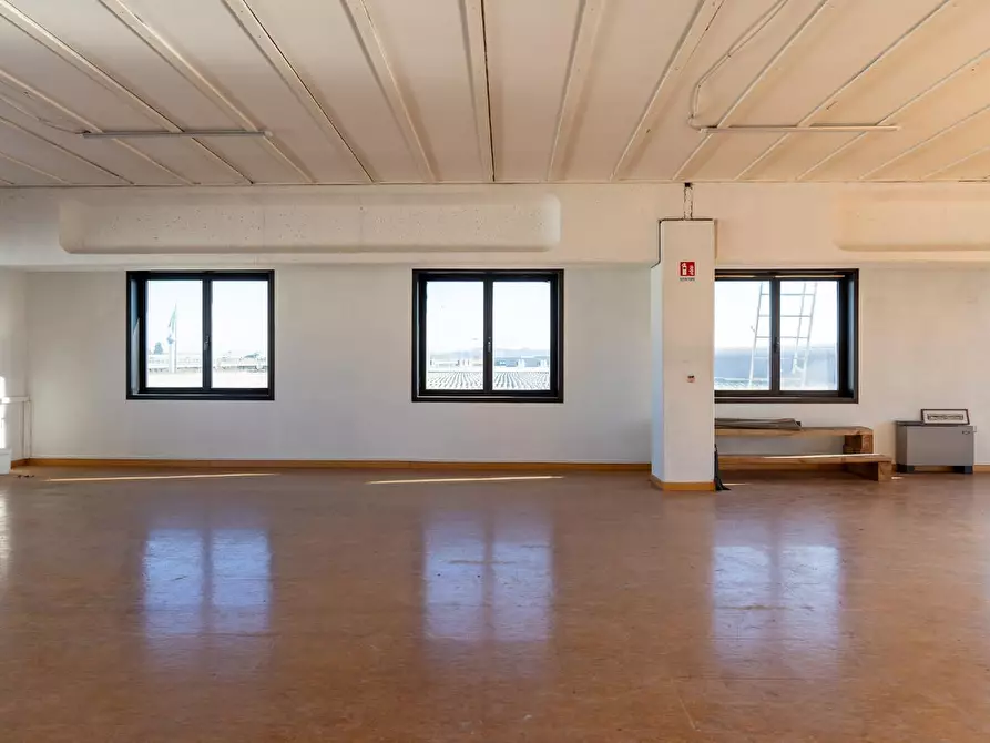 Immagine 13 di Attività artigianale in affitto  a Empoli