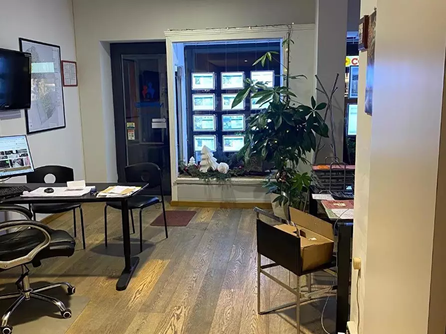 Immagine 7 di Negozio in vendita  a Viareggio