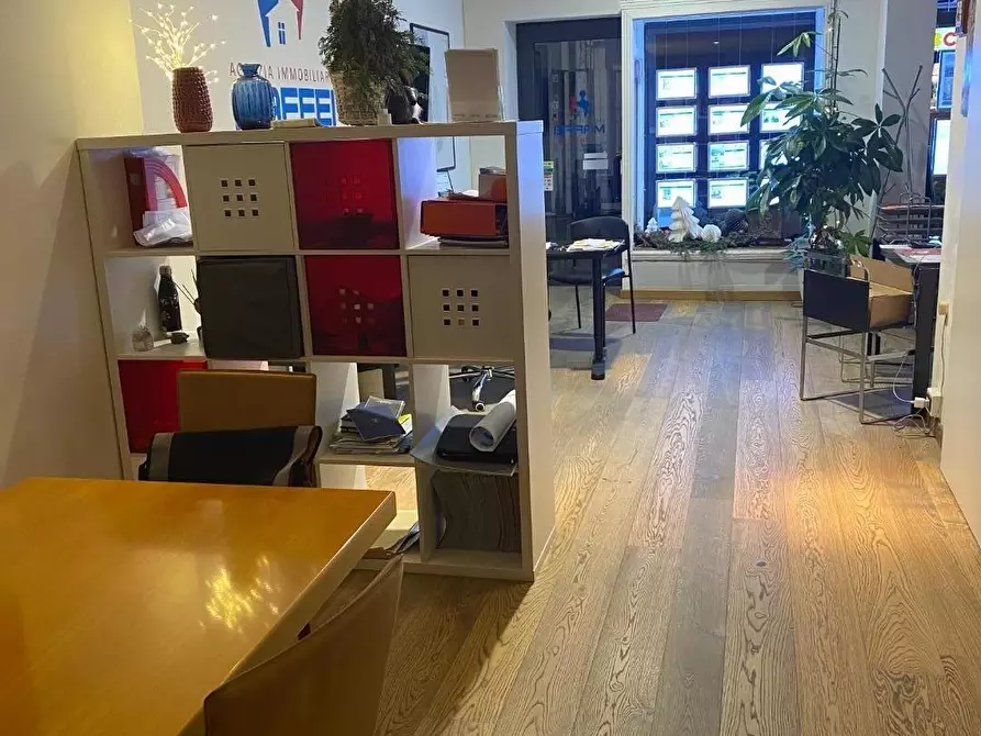 Immagine 3 di Negozio in vendita  a Viareggio