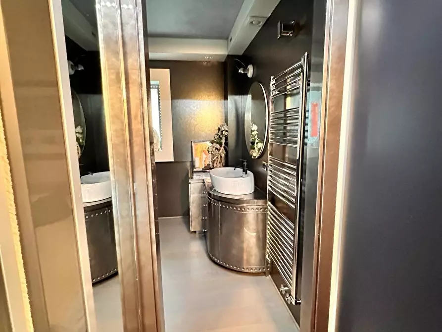 Immagine 24 di Appartamento in vendita  a Viareggio