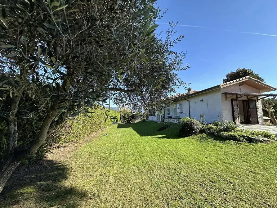 Immagine 1 di Villa in vendita  a Ameglia