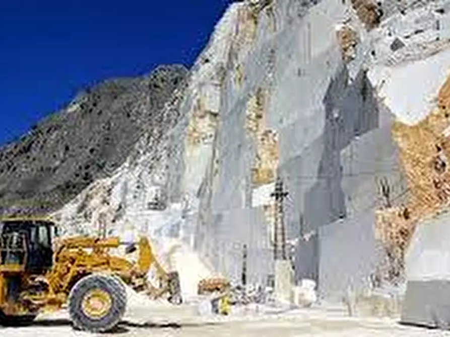 Immagine 21 di Porzione di casa in vendita  a Carrara