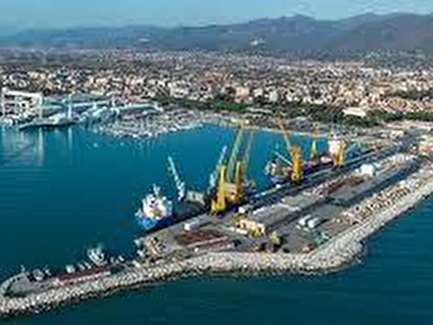 Immagine 16 di Porzione di casa in vendita  a Carrara