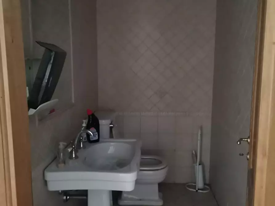 Immagine 11 di Laboratorio in vendita  a Poggibonsi