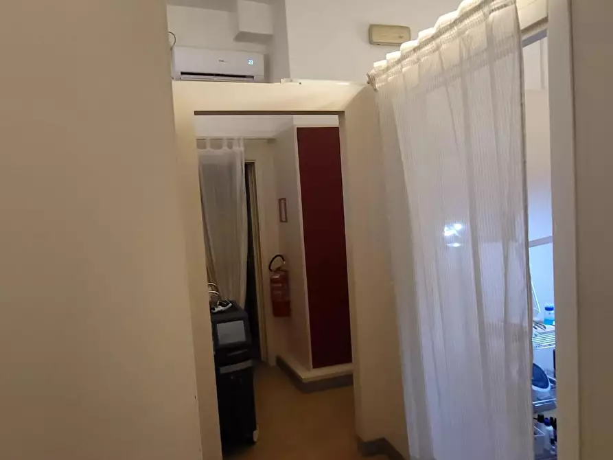 Immagine 3 di Laboratorio in affitto  a Lucca