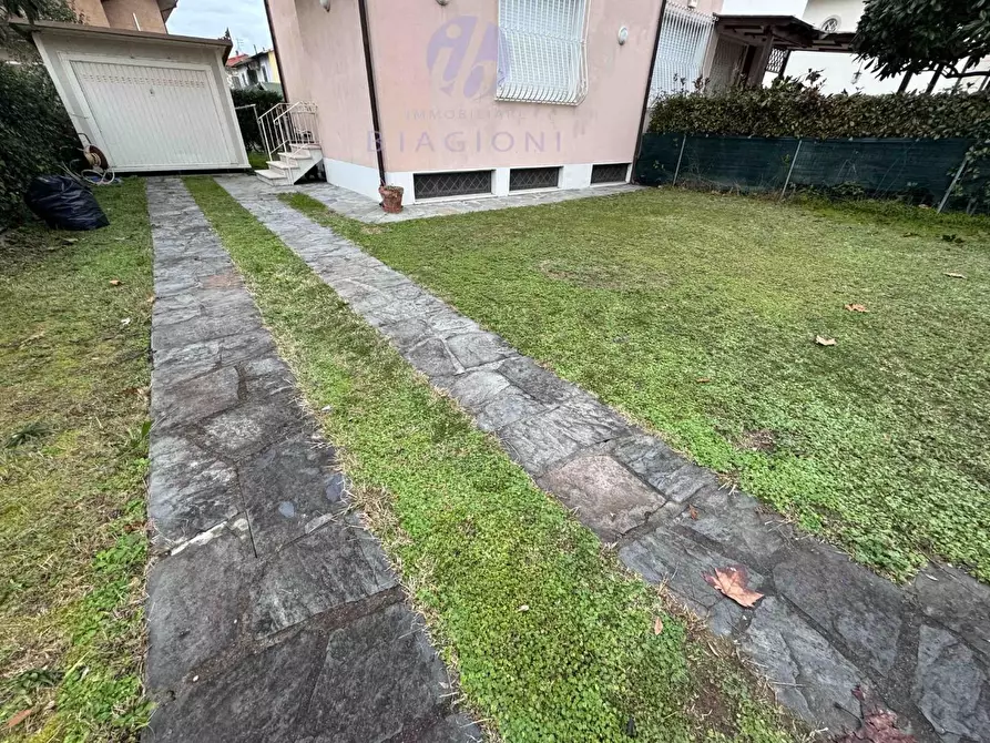 Immagine 5 di Appartamento in vendita  a Pietrasanta