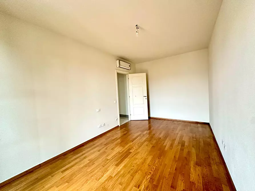 Immagine 13 di Appartamento in vendita  a Lucca