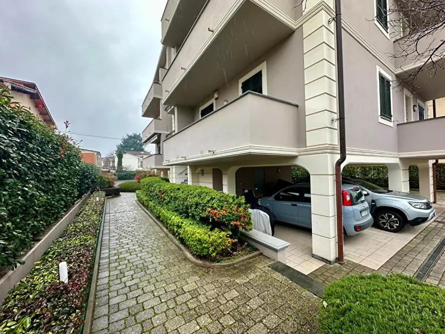 Immagine 3 di Appartamento in vendita  a Lucca