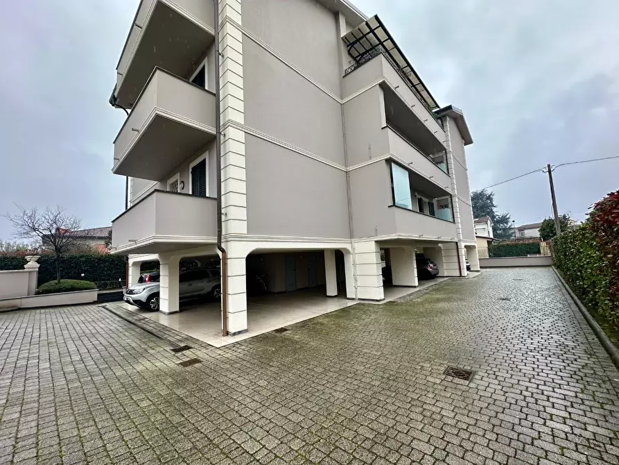 Immagine 4 di Appartamento in vendita  a Lucca