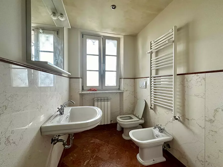 Immagine 16 di Appartamento in vendita  a Lucca