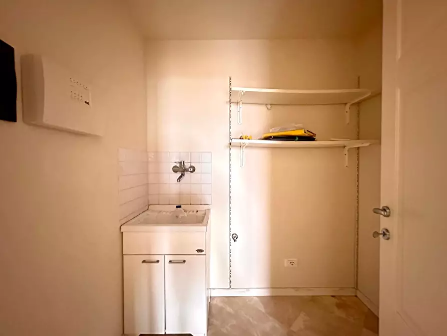 Immagine 17 di Appartamento in vendita  a Lucca