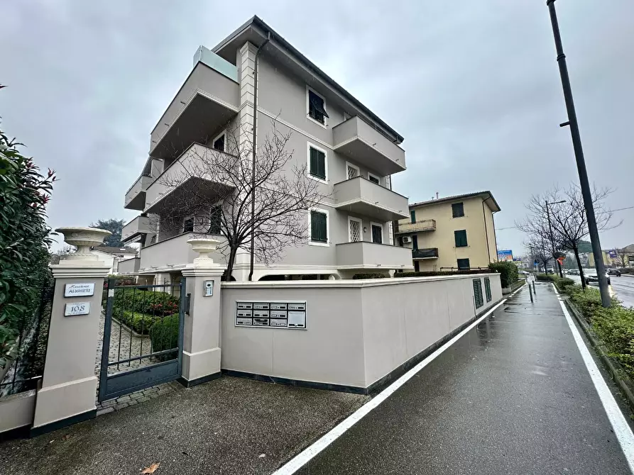 Immagine 1 di Appartamento in vendita  a Lucca