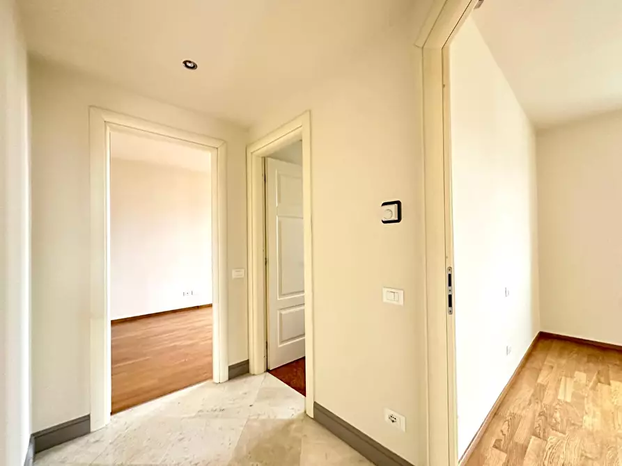 Immagine 10 di Appartamento in vendita  a Lucca