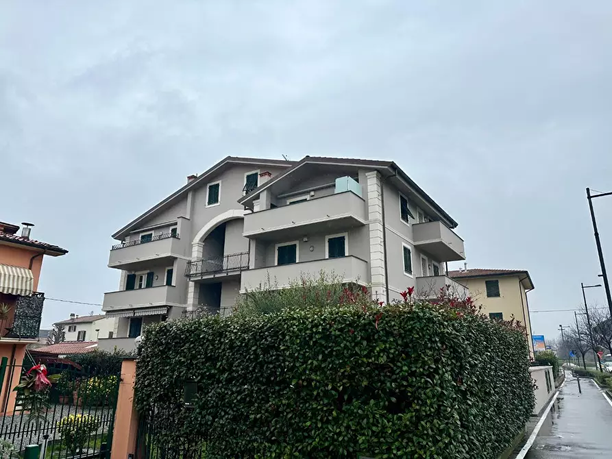 Immagine 2 di Appartamento in vendita  a Lucca