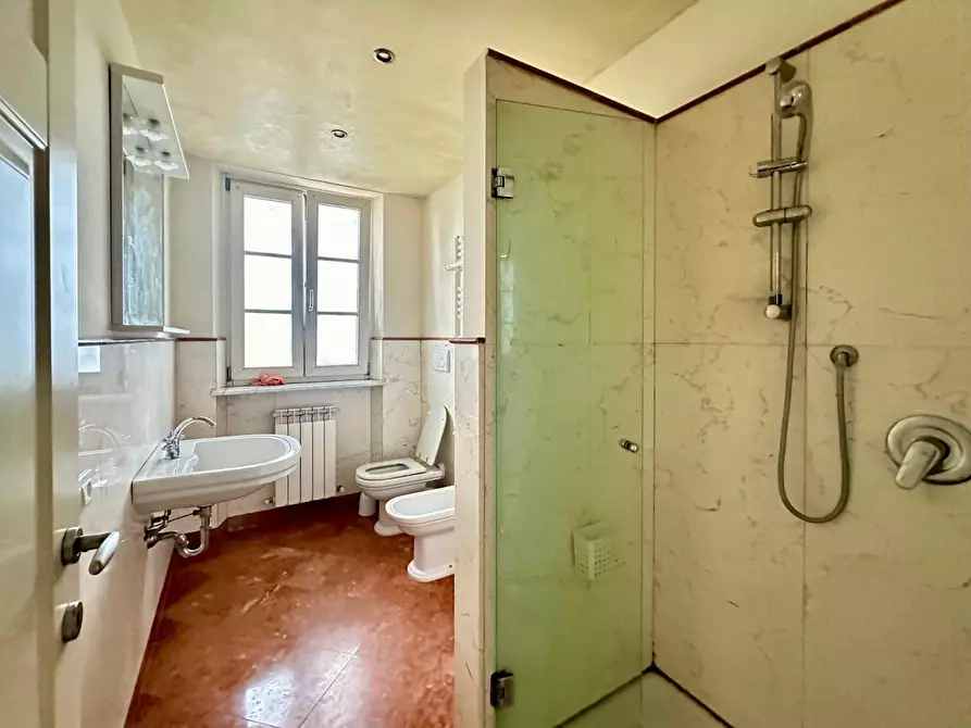 Immagine 15 di Appartamento in vendita  a Lucca