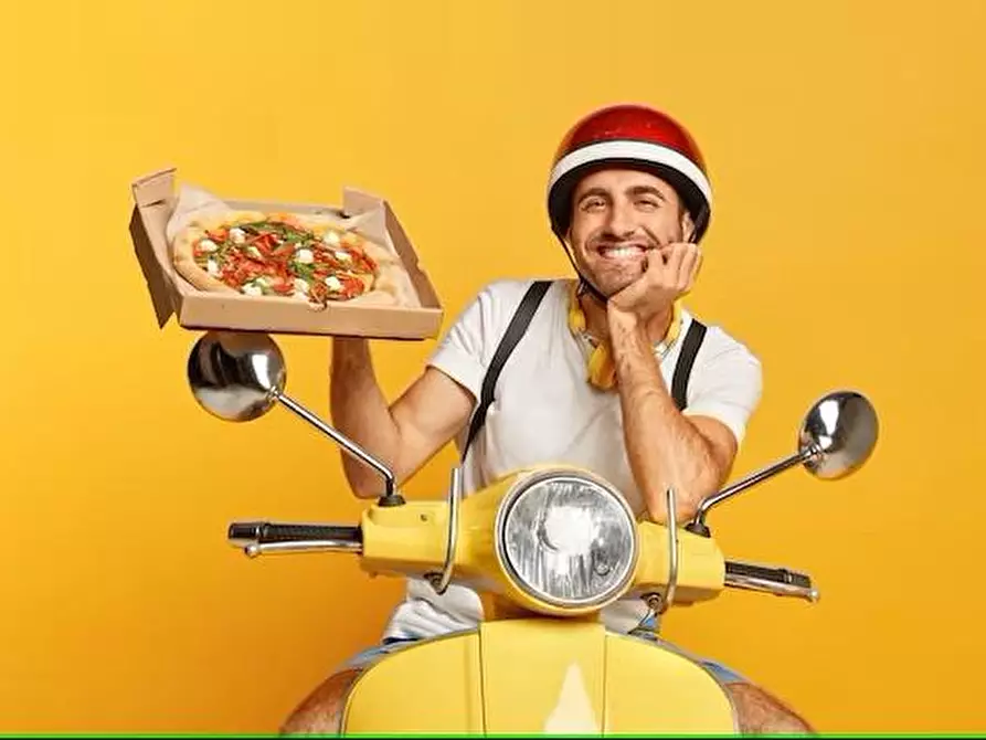 Immagine 6 di Locale commerciale in vendita  a Viareggio