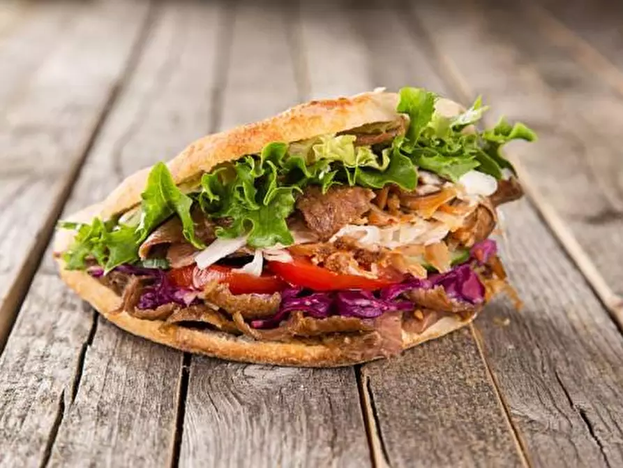 Immagine 4 di Locale commerciale in vendita  a Viareggio