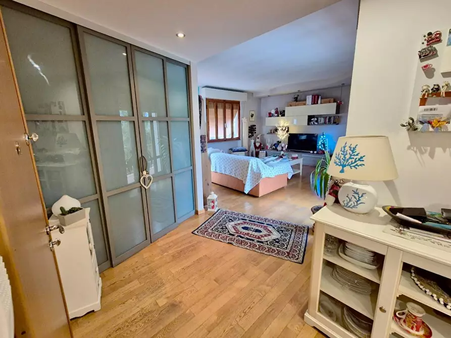 Immagine 11 di Villa in vendita  a Pisa