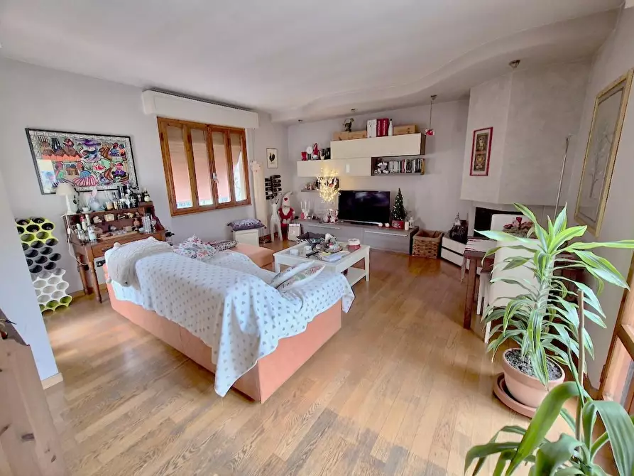 Immagine 2 di Villa in vendita  a Pisa