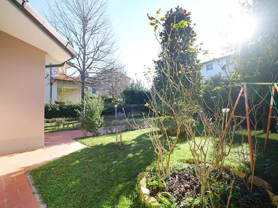 Immagine 27 di Villa in vendita  a Cascina