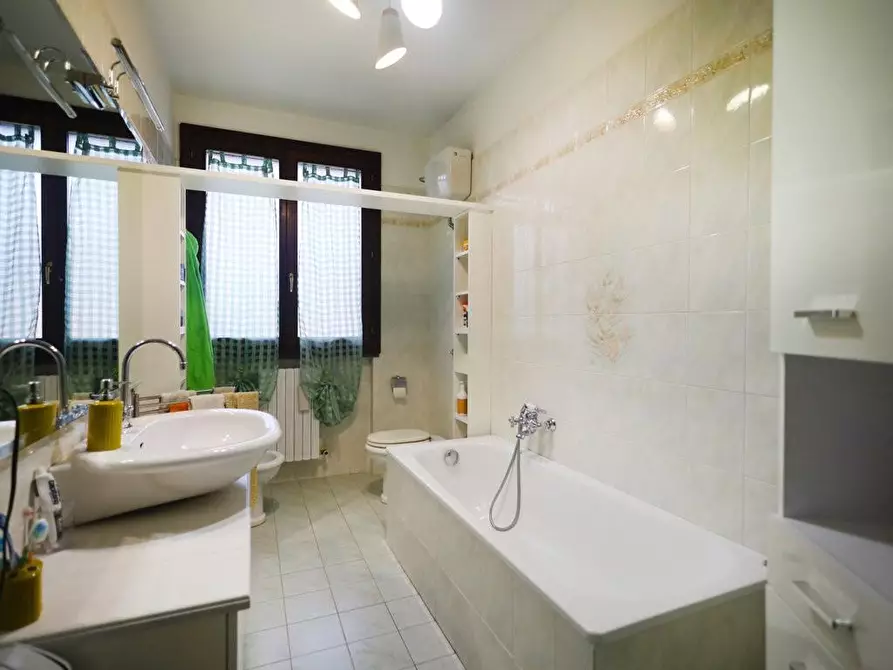 Immagine 23 di Villa in vendita  a Cascina