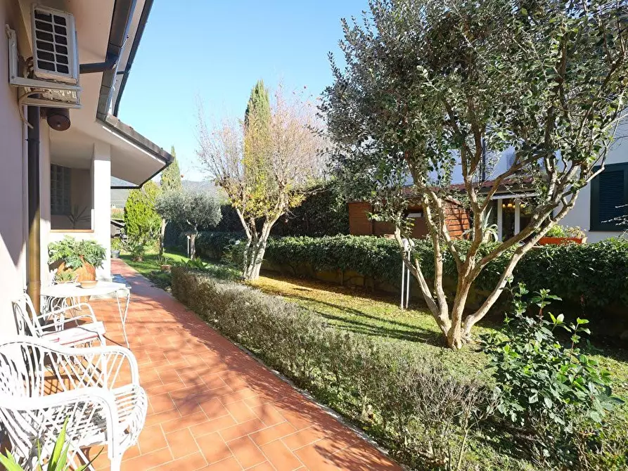 Immagine 31 di Villa in vendita  a Cascina