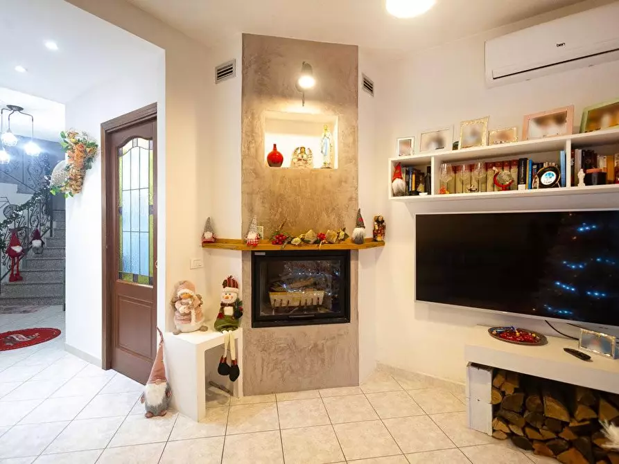 Immagine 2 di Villa in vendita  a Cascina