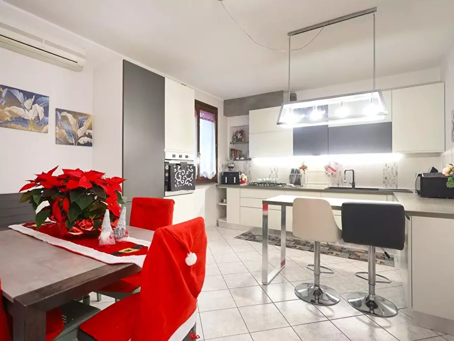 Immagine 7 di Villa in vendita  a Cascina