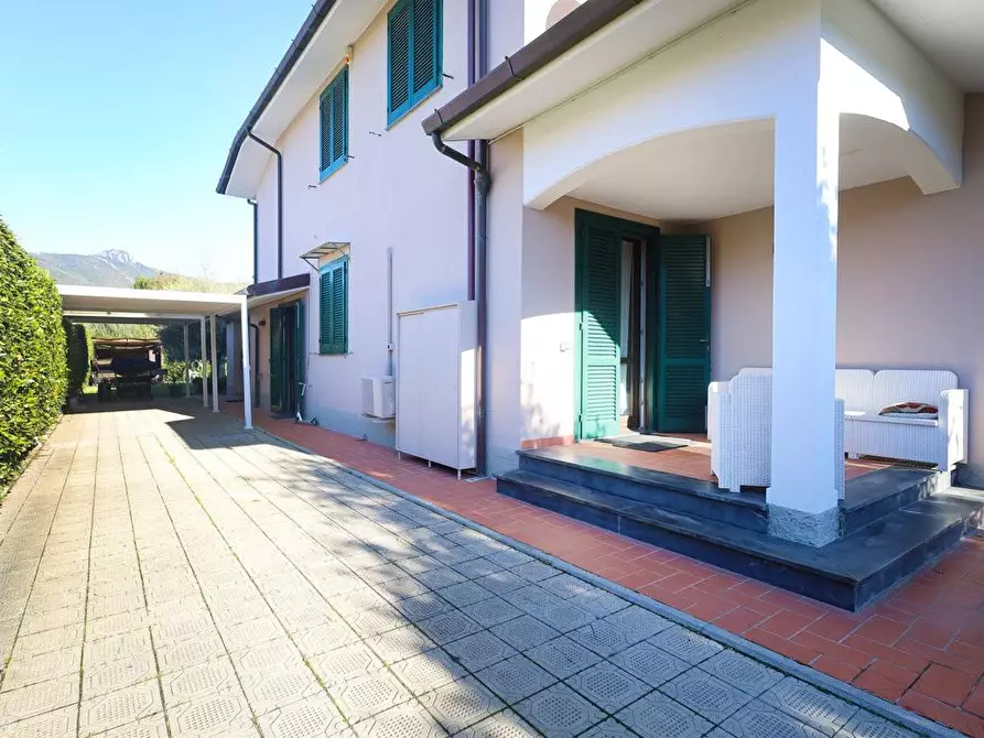 Immagine 25 di Villa in vendita  a Cascina