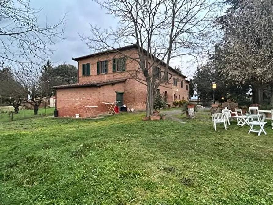 Immagine 1 di Casa colonica in vendita  a Siena