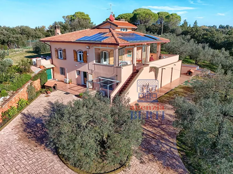 Immagine 1 di Villa in vendita  a Rosignano Marittimo