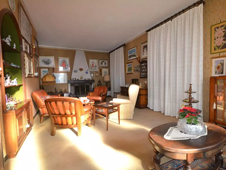 Immagine 9 di Villa in vendita  a Lucca