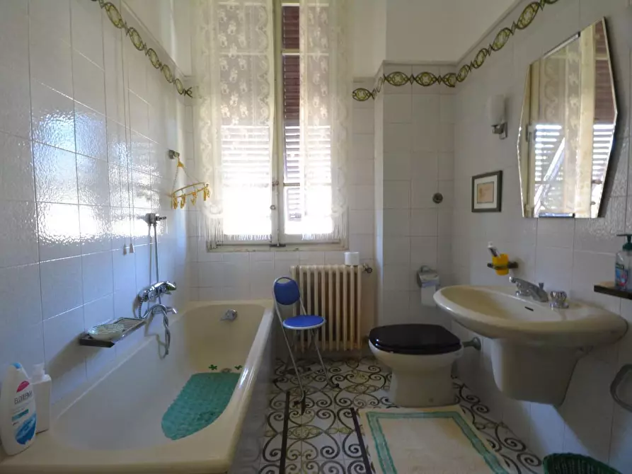 Immagine 12 di Villa in vendita  a Lucca