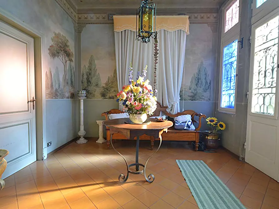 Immagine 2 di Villa in vendita  a Lucca