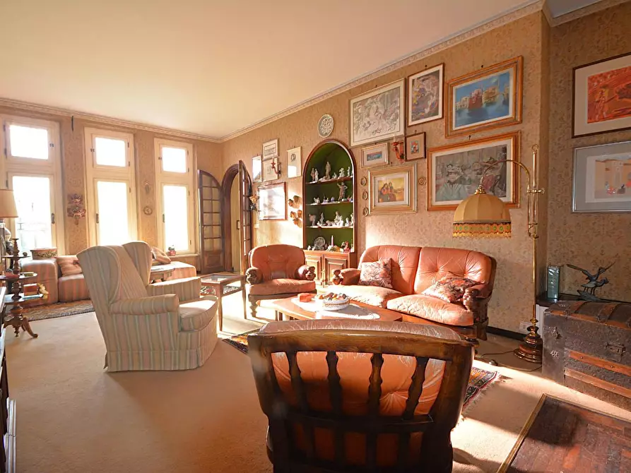 Immagine 10 di Villa in vendita  a Lucca