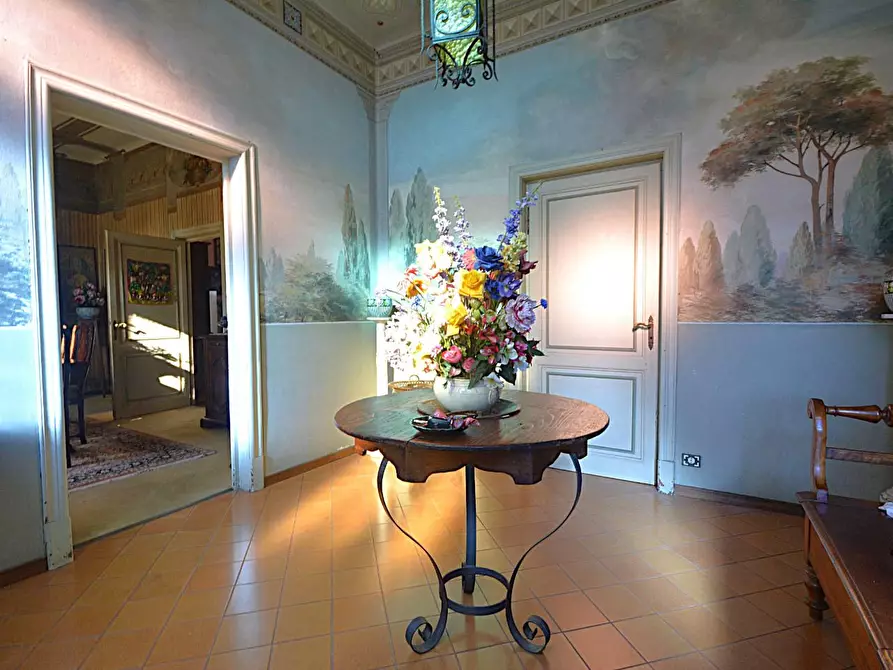 Immagine 1 di Villa in vendita  a Lucca