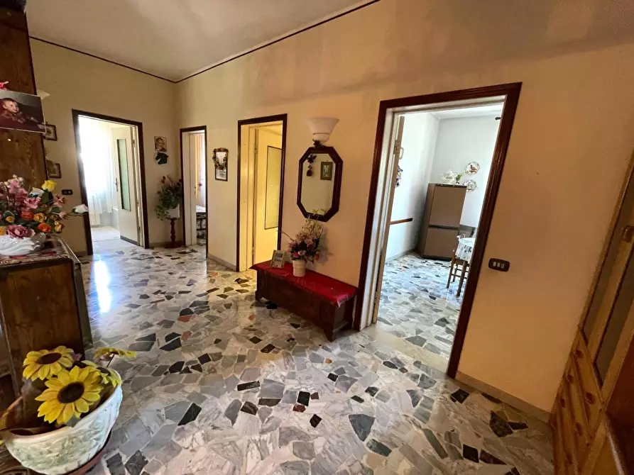 Immagine 2 di Porzione di casa in vendita  a Massa