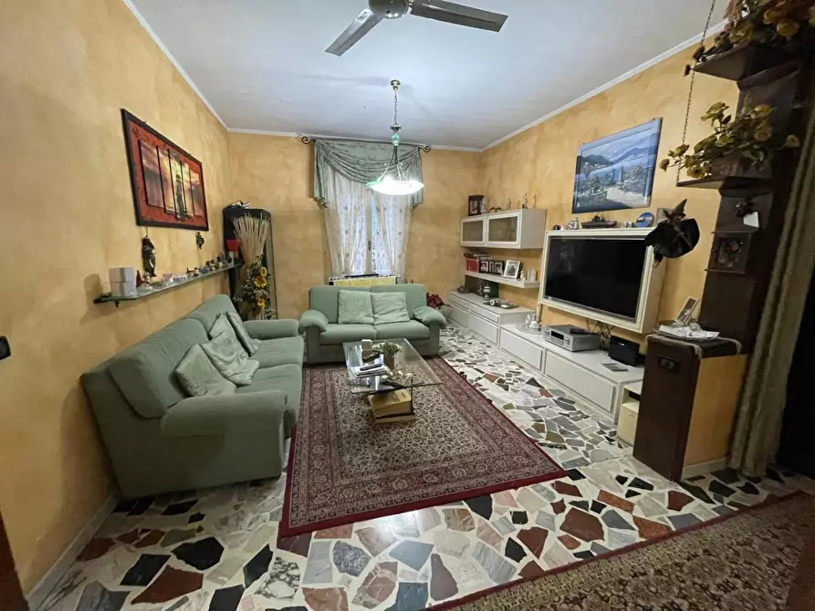 Immagine 14 di Porzione di casa in vendita  a Massa