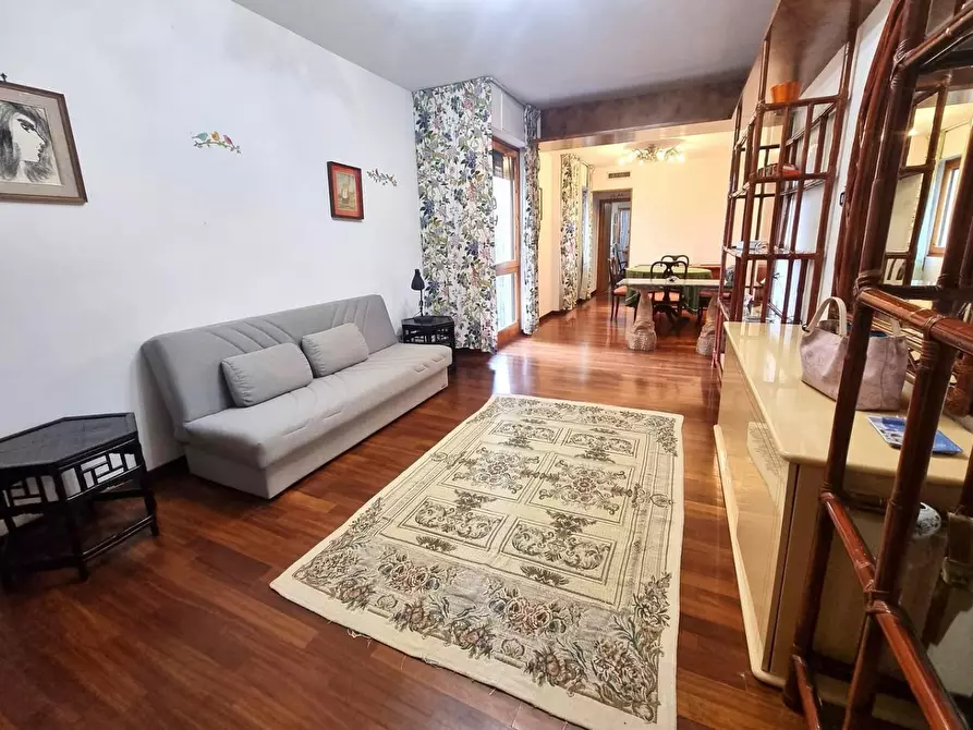 Immagine 2 di Appartamento in vendita  a Viareggio