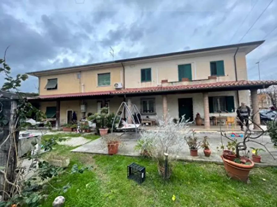 Immagine 1 di Casa bifamiliare in vendita  a Camaiore