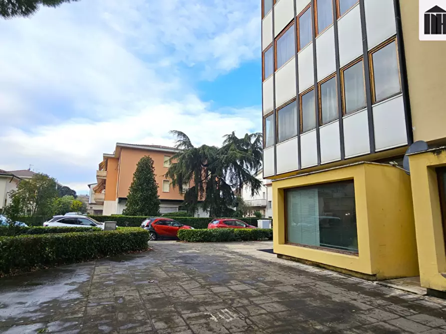 Immagine 25 di Attività commerciale in vendita  a Santa Croce Sull'arno