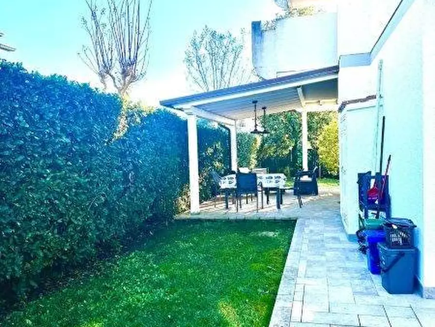 Immagine 18 di Villetta a schiera in vendita  a Massa