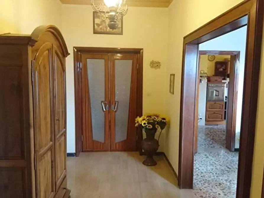 Immagine 10 di Appartamento in vendita  a Lucca