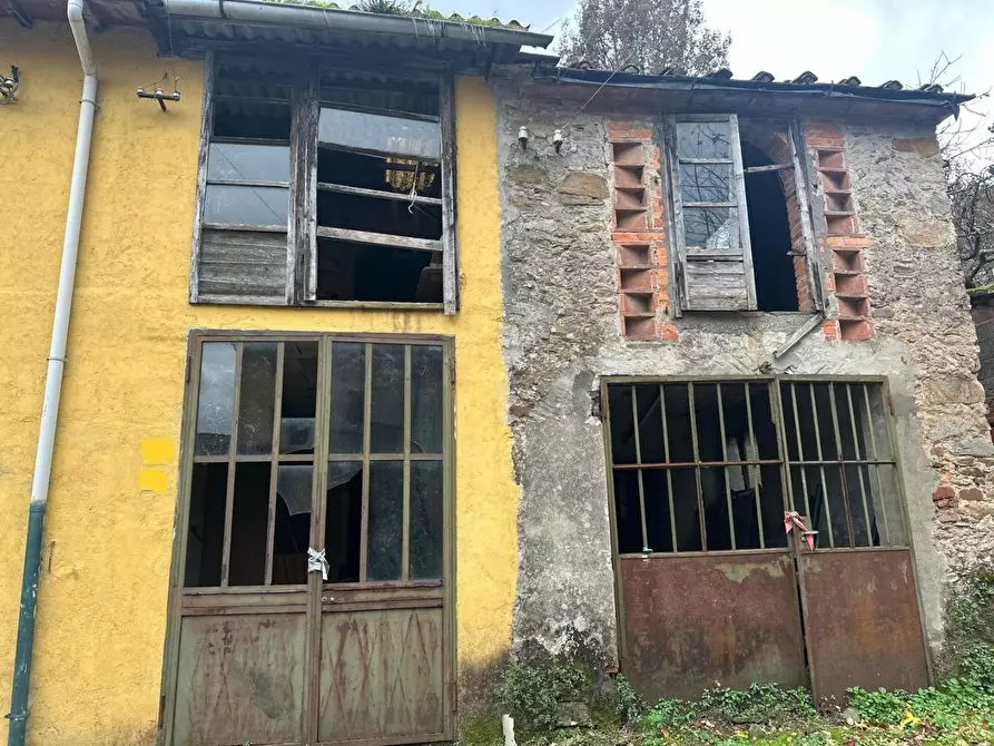 Immagine 1 di Deposito in vendita  a Capannori